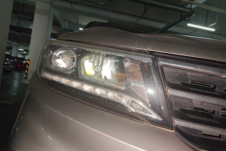 Used FORTHING Joyear X5 2017 Jingxiang Series 1.5T CVT Luxury Model Right Front Headlight