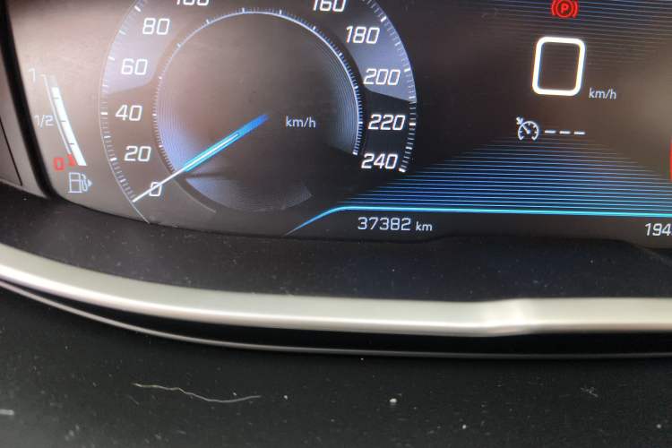 Used Peugeot 5008 2019 350THP 5-seat Elite Edition Odometer Close Up