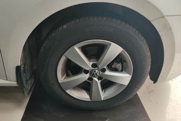 Used Volkswagen Lavida 2013 Revised Classic 1.6L Manual Fashion Edition Right Front Wheel Hub