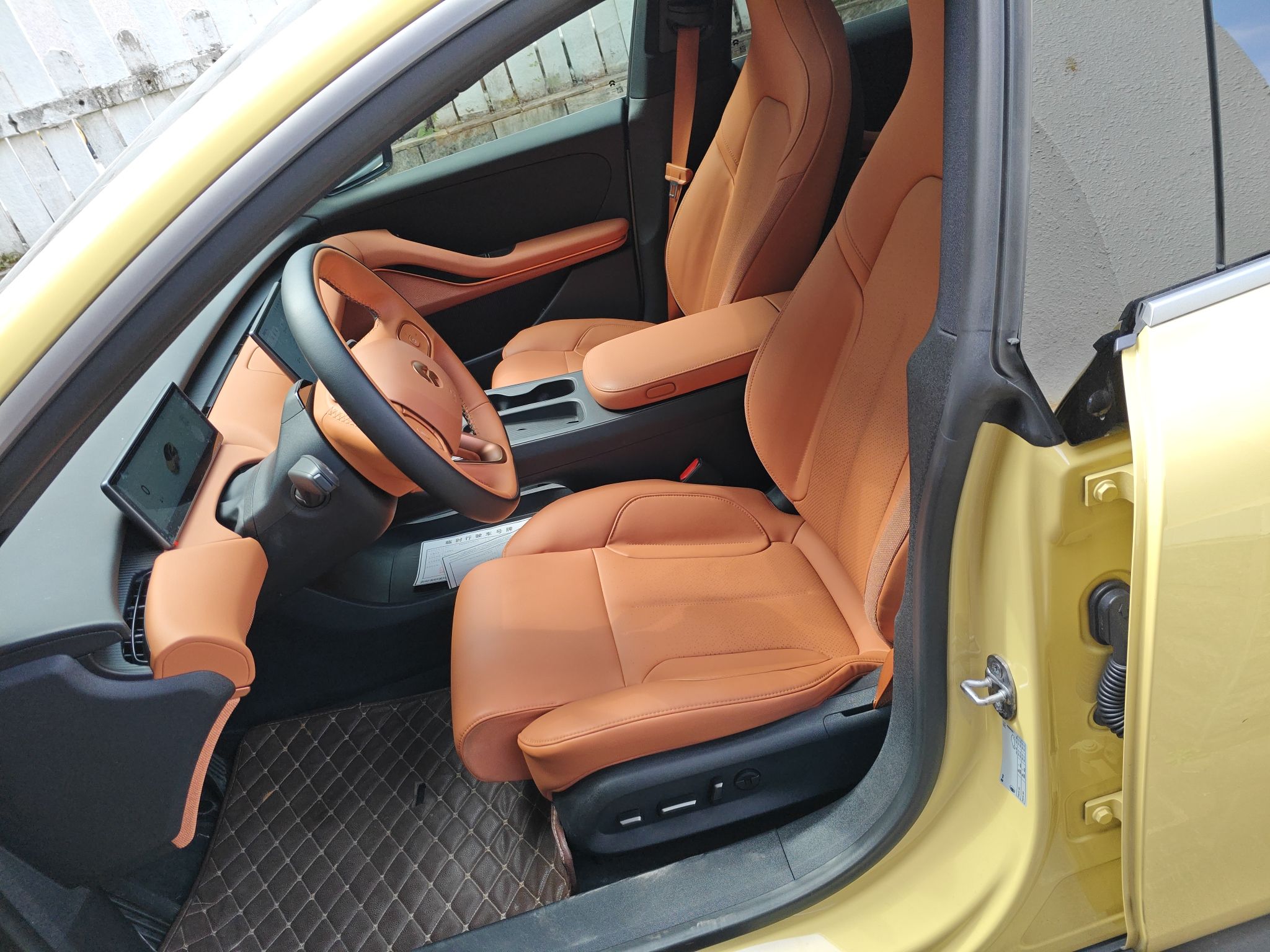 المقاعد الأمامية داخل السيارة