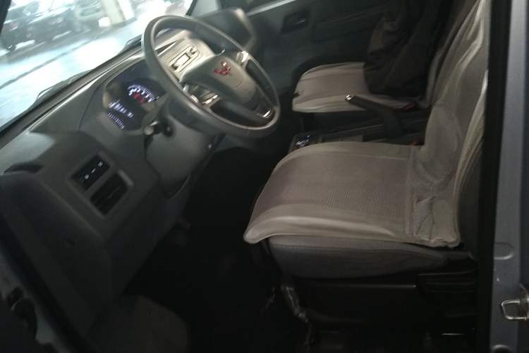 Used Wuling Yangguang 2024 300KM Comfort Version Passenger Van 75kW
