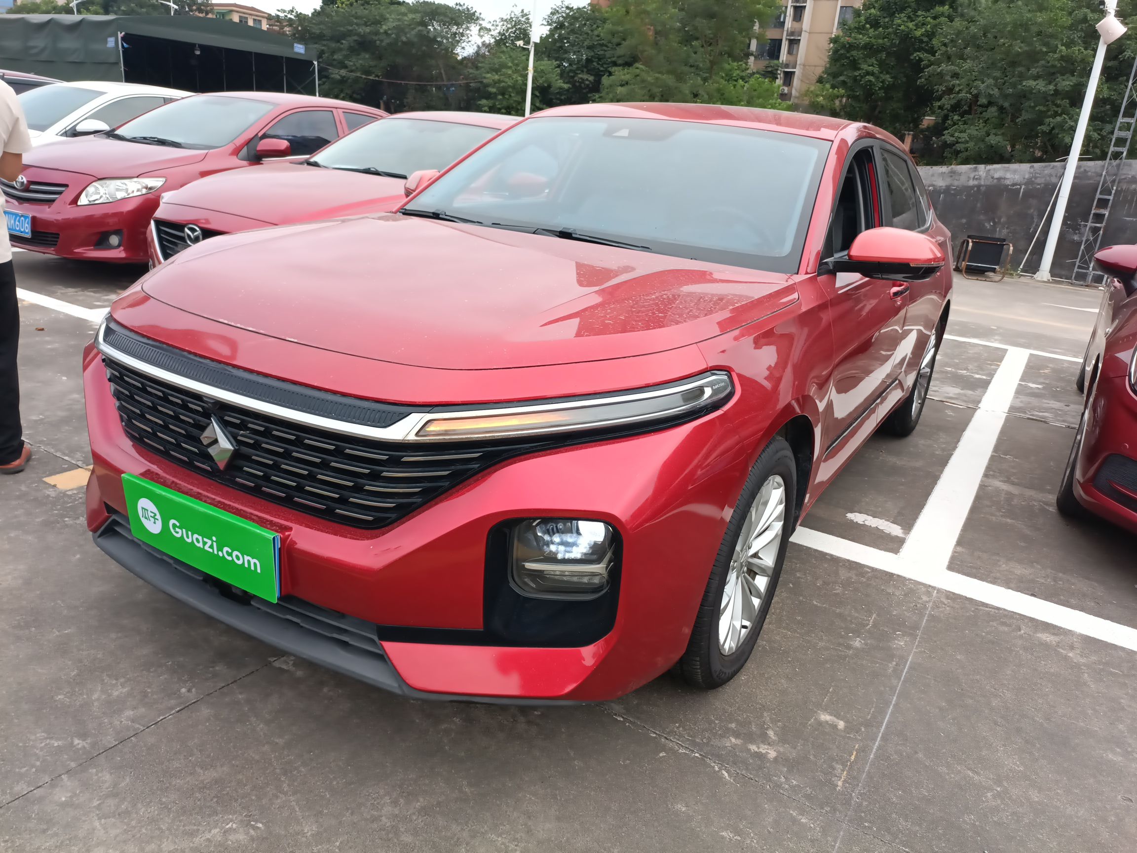 تحت مقدمة السيارة