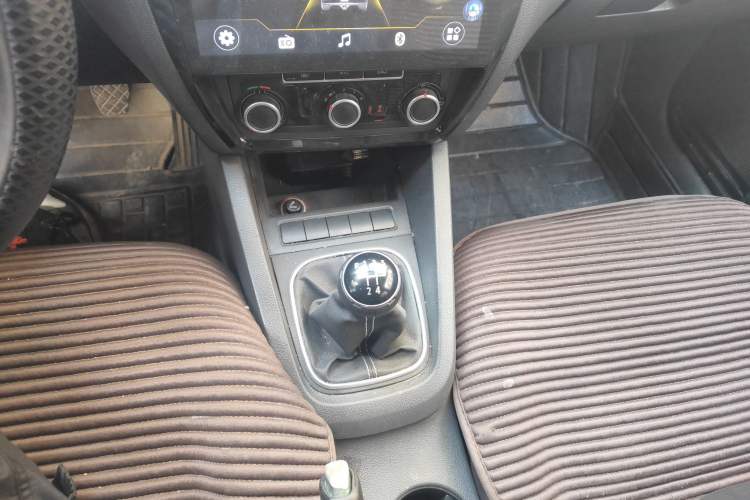 Used Volkswagen Sagitar 2012 1.6L Manual Comfort Model Gear Lever