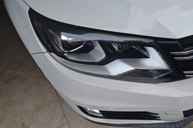 Used Volkswagen Tiguan 2015 1.8TSI Automatic Two-Wheel Drive Trend Edition Right Front Headlight