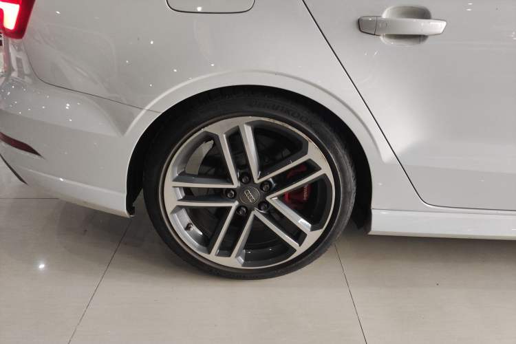 Used Audi A3 2018 30th Anniversary Edition Limousine 35 TFSI Sport Model Right Rear Wheel Hub