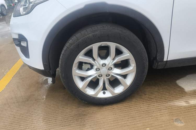 Used Land Rover Discovery Sport 2018 240 PS HSE Version Left Front Wheel Hub