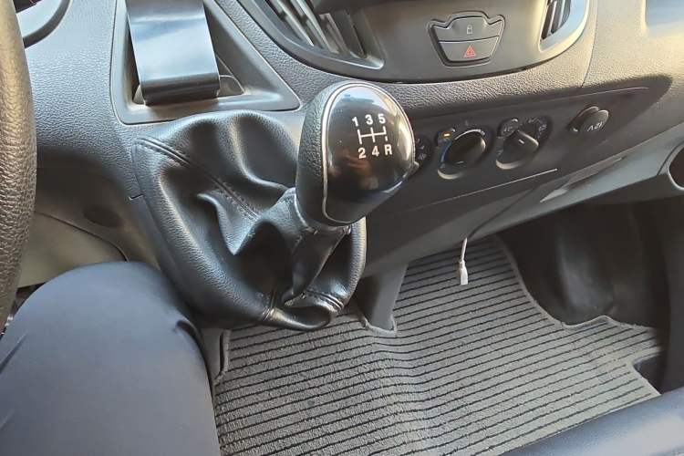 Used Ford Transit 2019 2.0T Diesel Multi-Purpose Commercial Vehicle Short Wheelbase Mid-Roof Design 6-Seater China VI Standard Gear Lever