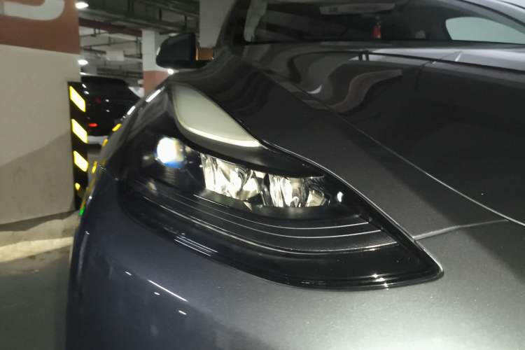 Used Tesla Model Y 2021 Standard Range Rear-Wheel Drive Version Right Front Headlight