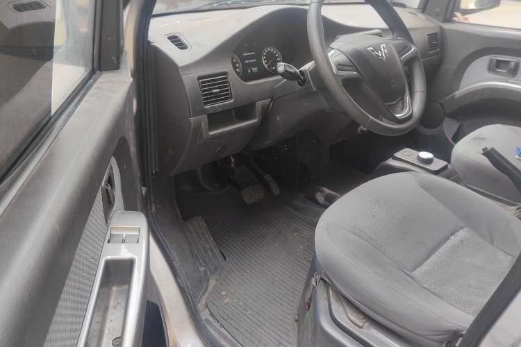 Used Wuling Rongguang EV 2022 Base Model Enclosed-Window Vehicle with 5 Seats Powered by Penghui Battery
