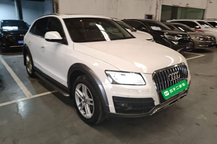 Used Audi Q5 2017 Plus 40 TFSI Comfort Model Front Right 45 Deg