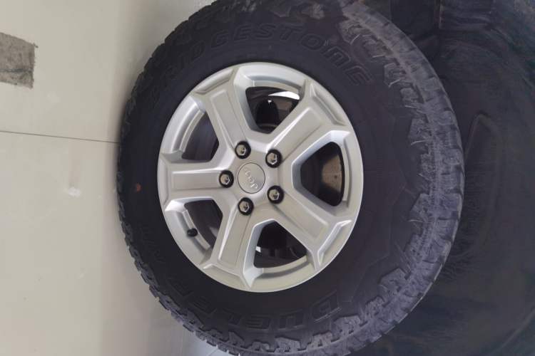 Used Jeep Wrangler 2019 2.0T Sahara Four-Door Electric Convertible China VI Emission Standard Right Rear Wheel Hub