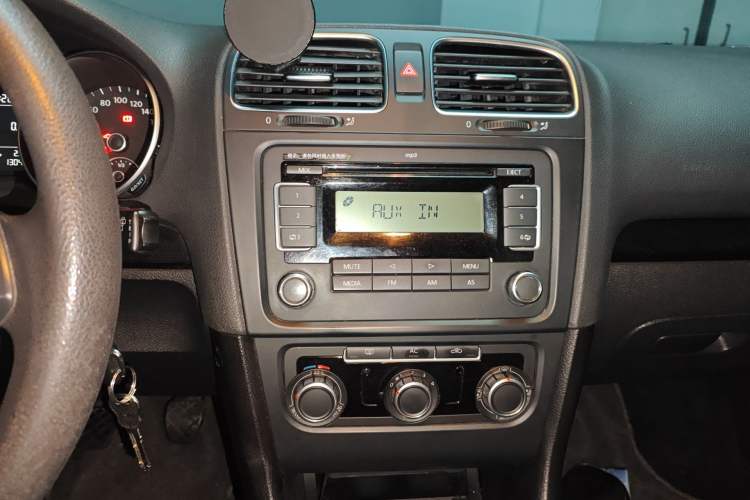 Used Volkswagen Golf 2010 1.4 TSI Manual Comfort Model Audio And AC Panel