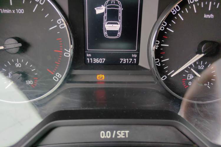 Used Skoda Octavia 2016 1.6L Manual Smart Drive Version Odometer Close Up