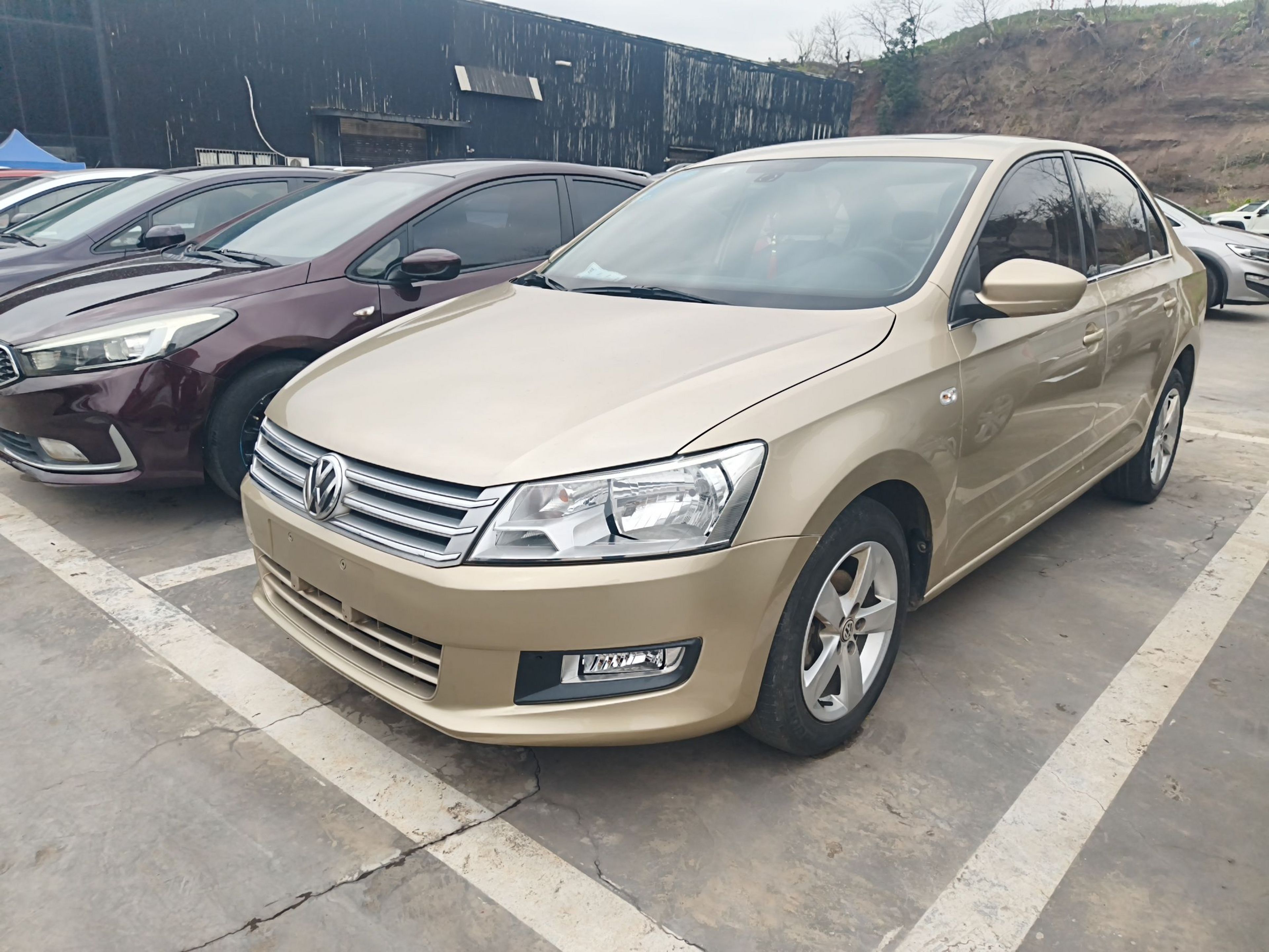 Под передней частью автомобиля