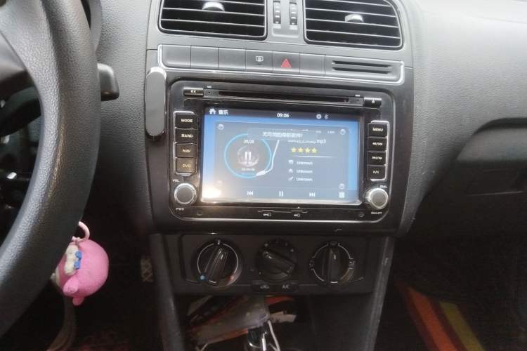 Used Volkswagen Polo 2014 1.4L Manual Fashion Edition Audio And AC Panel