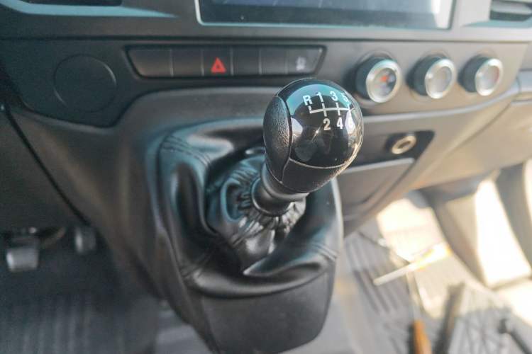 Used JMC Fushun 2022 2.0T Manual Van with Long Wheelbase Mid-Height Roof and 3 Seats
