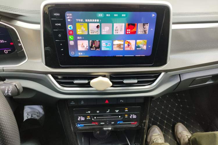 Used Volkswagen T-ROC 2025 Facelifted 300TSI DSG Two-Wheel-Drive Chen Guang Edition Audio And AC Panel