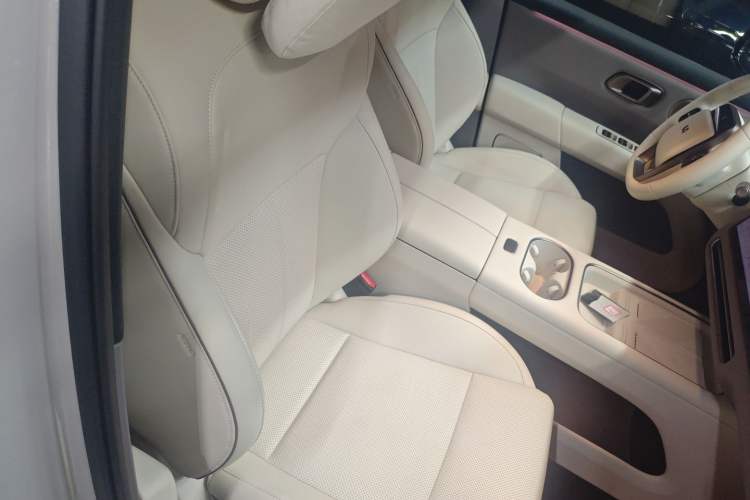 Used Li Auto i6 2025 Model Two-Wheel-Drive Standard Type
