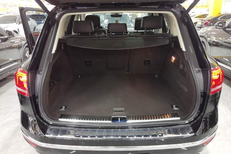 Used Volkswagen Touareg 2017 3.0 TSI Touareg Model Trunk