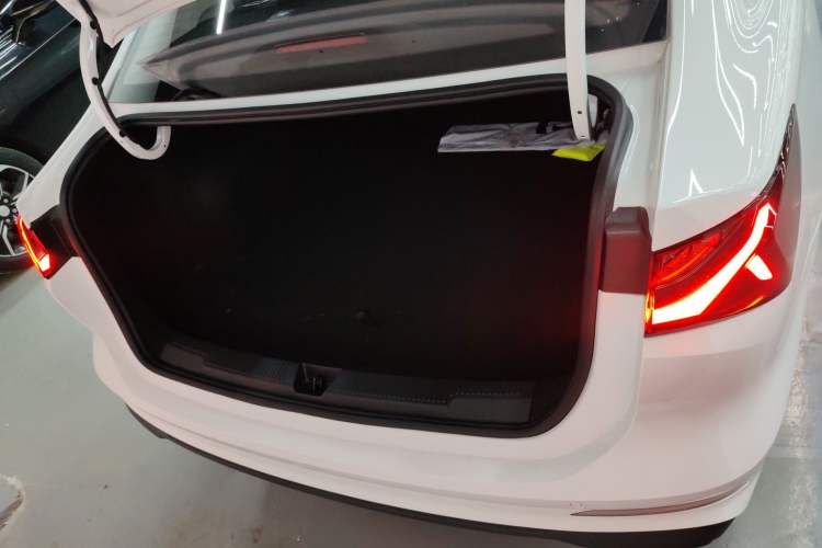 Used Roewe i5 2026 Model 1.5L Manual Comfort Version Trunk