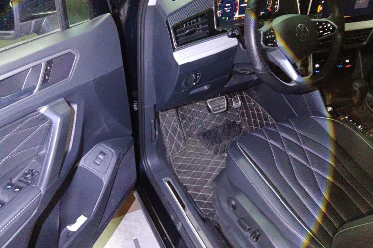 Used Volkswagen Tiguan L 2023 Facelifted 380TSI Automatic All-Wheel Drive R-Line Plus Version 7-Seater Driver Seat