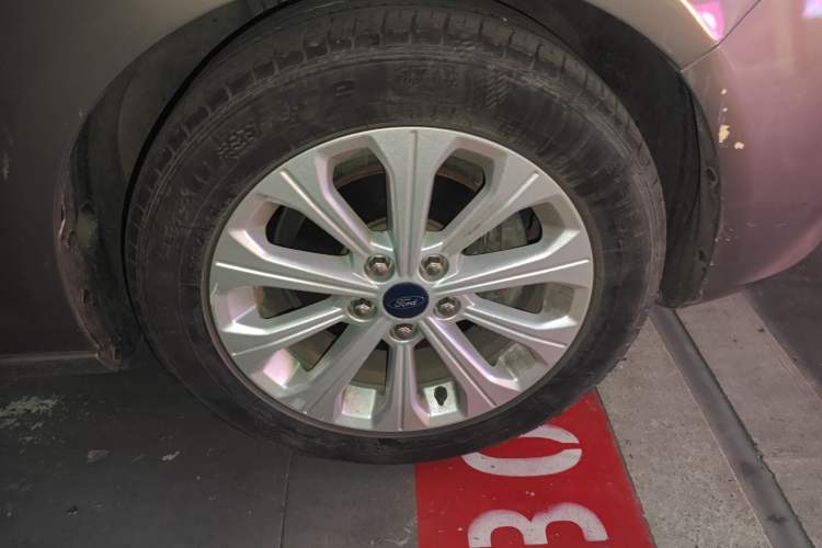 Used Ford Escort 2015 1.5L Manual Fashion Edition Right Front Wheel Hub