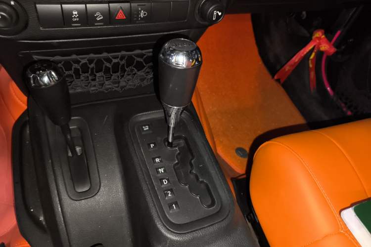 Used Jeep Wrangler 2011 3.8L Sahara Four-Door Edition Gear Lever