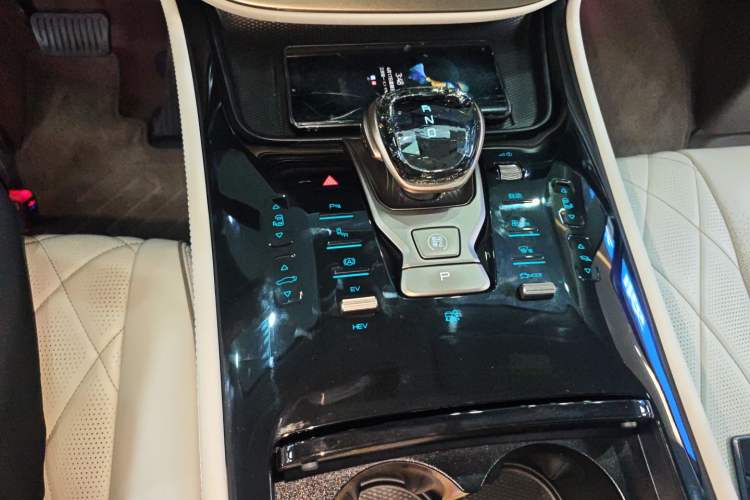 Used Denza D9 2022 DM-i 970 Four-Wheel Drive Prestige Model Gear Lever