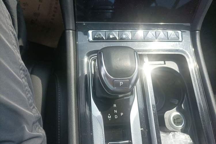 Used Hongqi H5 2024 1.5T DCT Smart Connect Flagship Edition Gear Lever