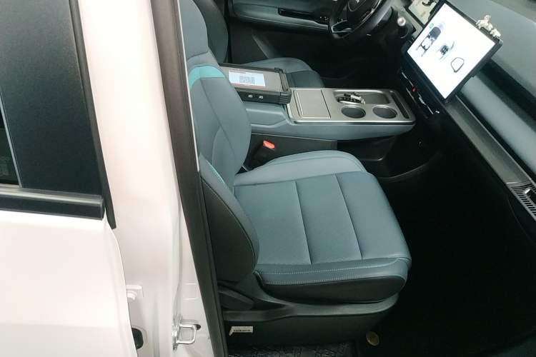 Used AION Y 2023 Younger Star Edition Right Front Seat