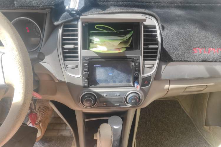 Used Nissan Sylphy 2012 Classic 1.6XE Automatic Comfort Edition Audio And AC Panel