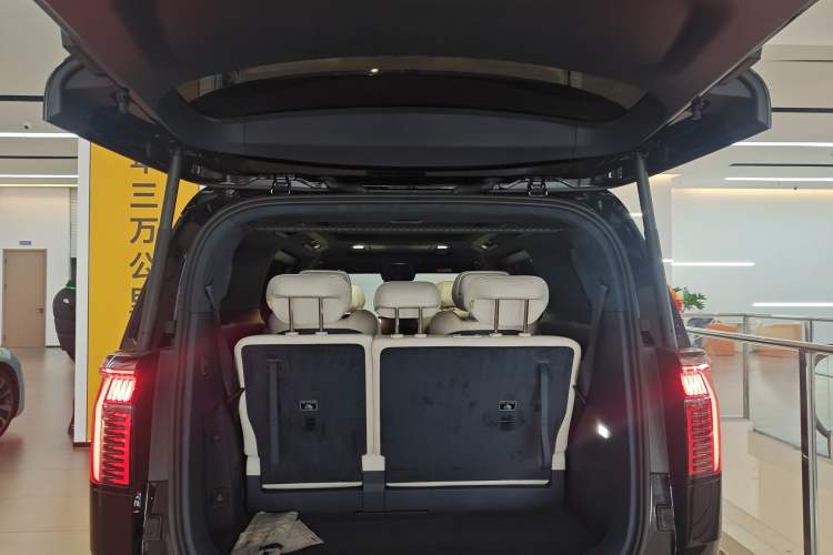 Used Zeekr 009 2024 7-Seater Aisle Version 108 kWh
