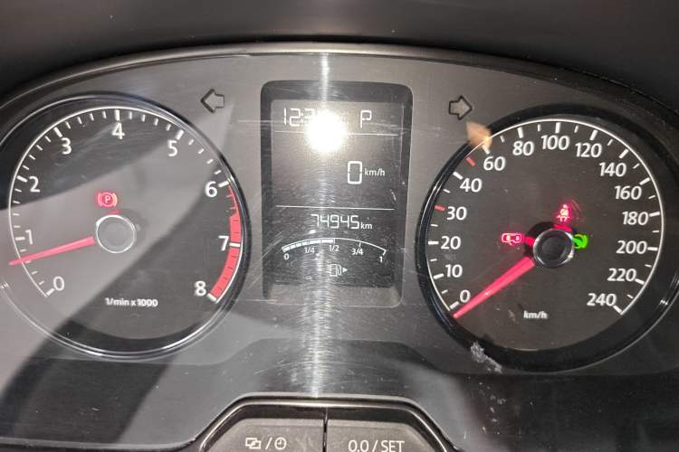 Used Volkswagen Gran Lavida 2013 1.6L Automatic Fashion Model Odometer Close Up