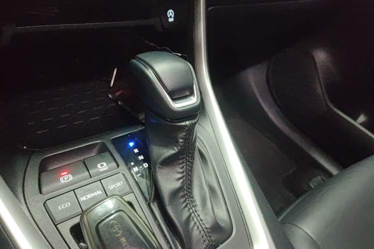 Used Toyota Wildlander 2023 2.0L CVT Two-Wheel Drive Luxury PLUS Edition Gear Lever