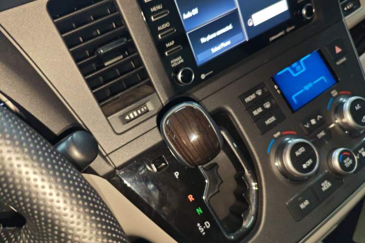 Used Toyota Sienna 2020 3.5L Two-Wheel Drive CE Trim 7-Seater Canadian Version