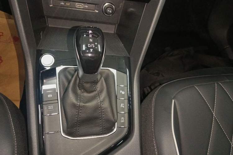 Used Volkswagen Tiguan L 2024 Outstanding Model 330TSI Automatic Two-Wheel Drive R-Line Dragon Glory Edition Gear Lever