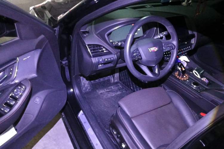 Used Cadillac CT5 2023 28T Platinum Edition Driver Seat