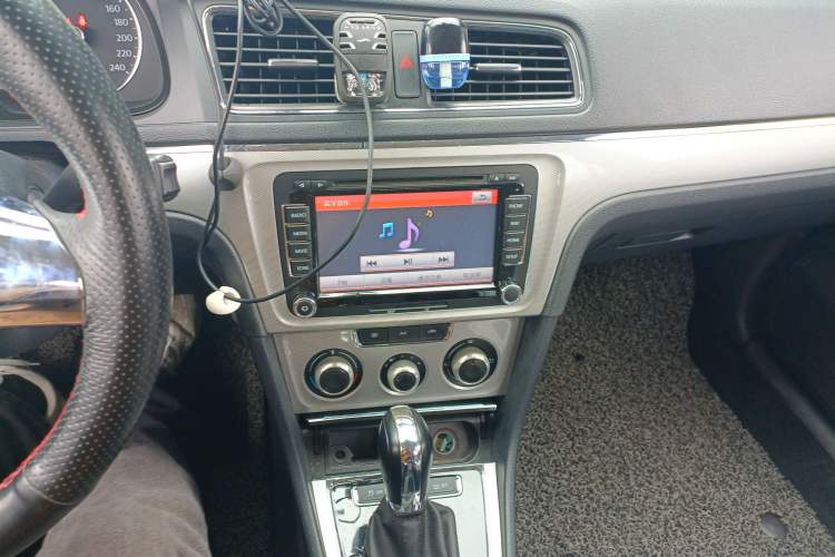 Used Volkswagen Gran Lavida 2013 1.6L Automatic Comfort Model Audio And AC Panel