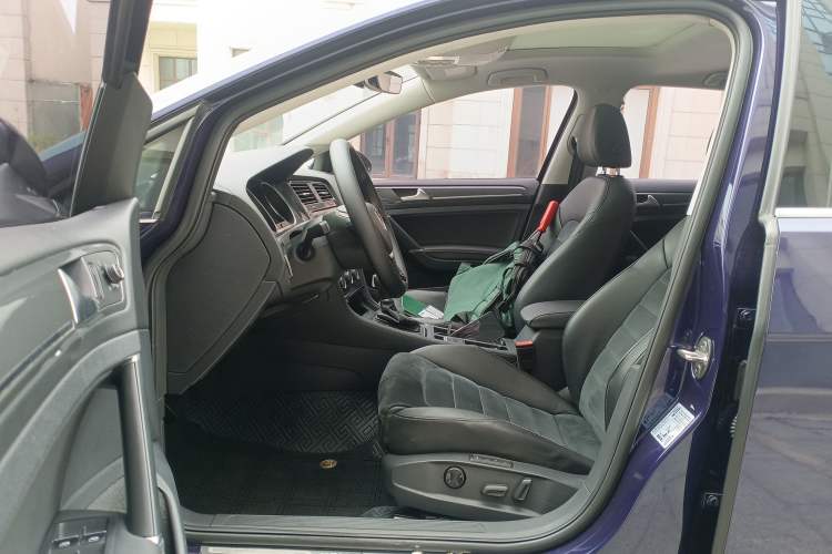 Used Volkswagen Golf 2018 230TSI Automatic Luxury Version
