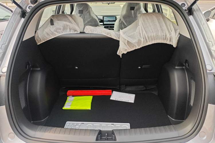 Used Geely Galaxy Geome 2026 Model 310km Youth Edition Trunk