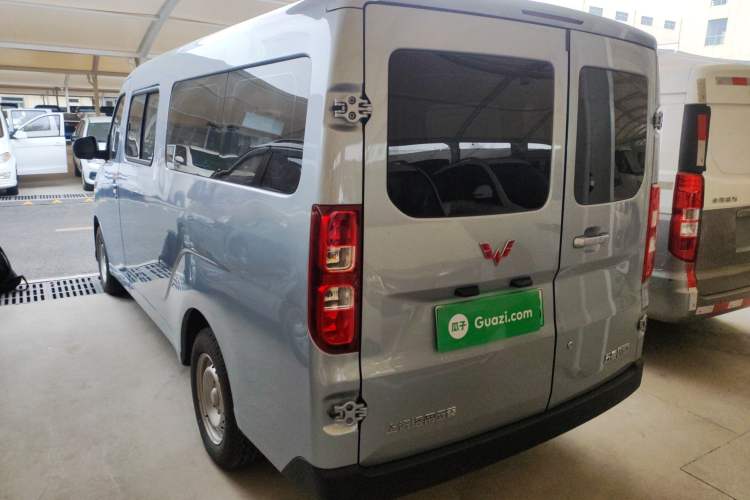 Used Wuling Yangguang 2024 300KM Comfort Version Passenger Van 75kW
