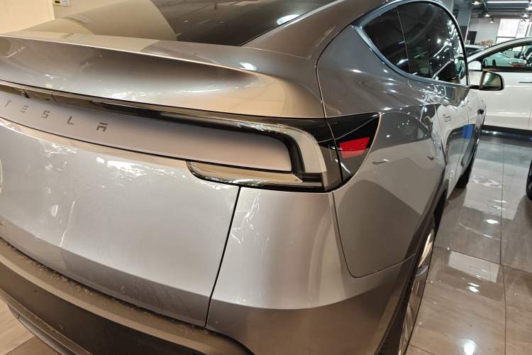 Used Tesla Model Y 2026 Model Long-Range Rear-Wheel-Drive Version Right Rear Taillight