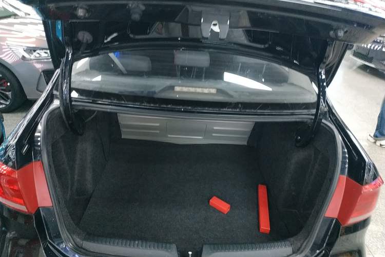 Used Volkswagen Santana 2015 1.6L Manual Fashion Edition Trunk