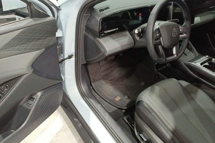 Used BYD Qin L 2025 EV 545KM Beyond Version
