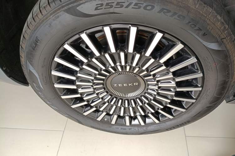 Used Zeekr 009 2024 Six-Seat Executive Version 4WD 108 kWh Right Rear Wheel Hub