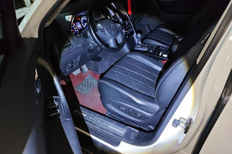 Used Infiniti QX70 2013 3.7L Standard Edition