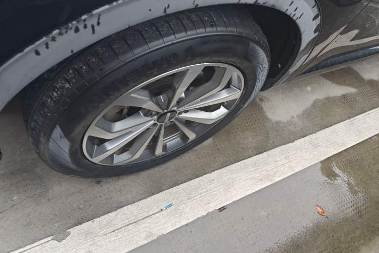 Used Wey VV6 2018 2.0T Two-Wheel-Drive Ultra-Luxury Version China V Standard Left Front Wheel Hub