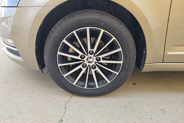 Used Skoda Octavia 2019 1.5L Automatic Luxury Edition Left Front Wheel Hub