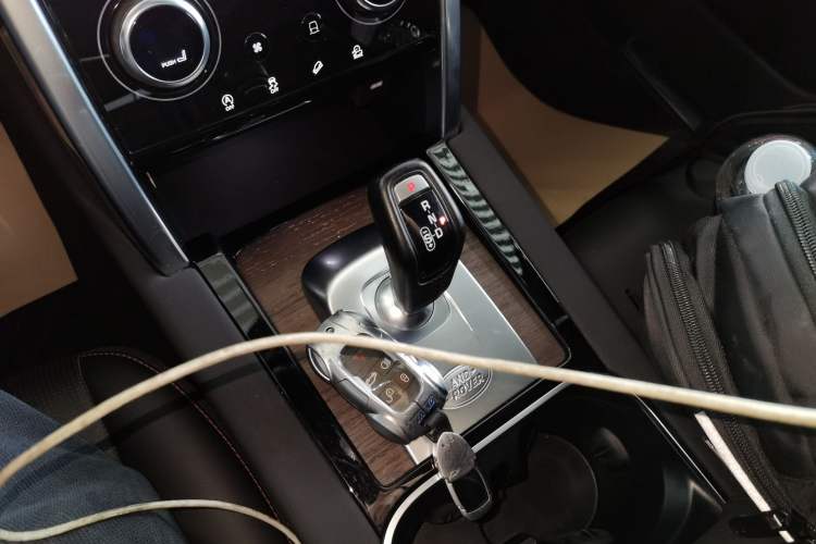 Used Land Rover Discovery Sport 2022 249 PS R-Dynamic S Performance Edition 5 Seats Gear Lever