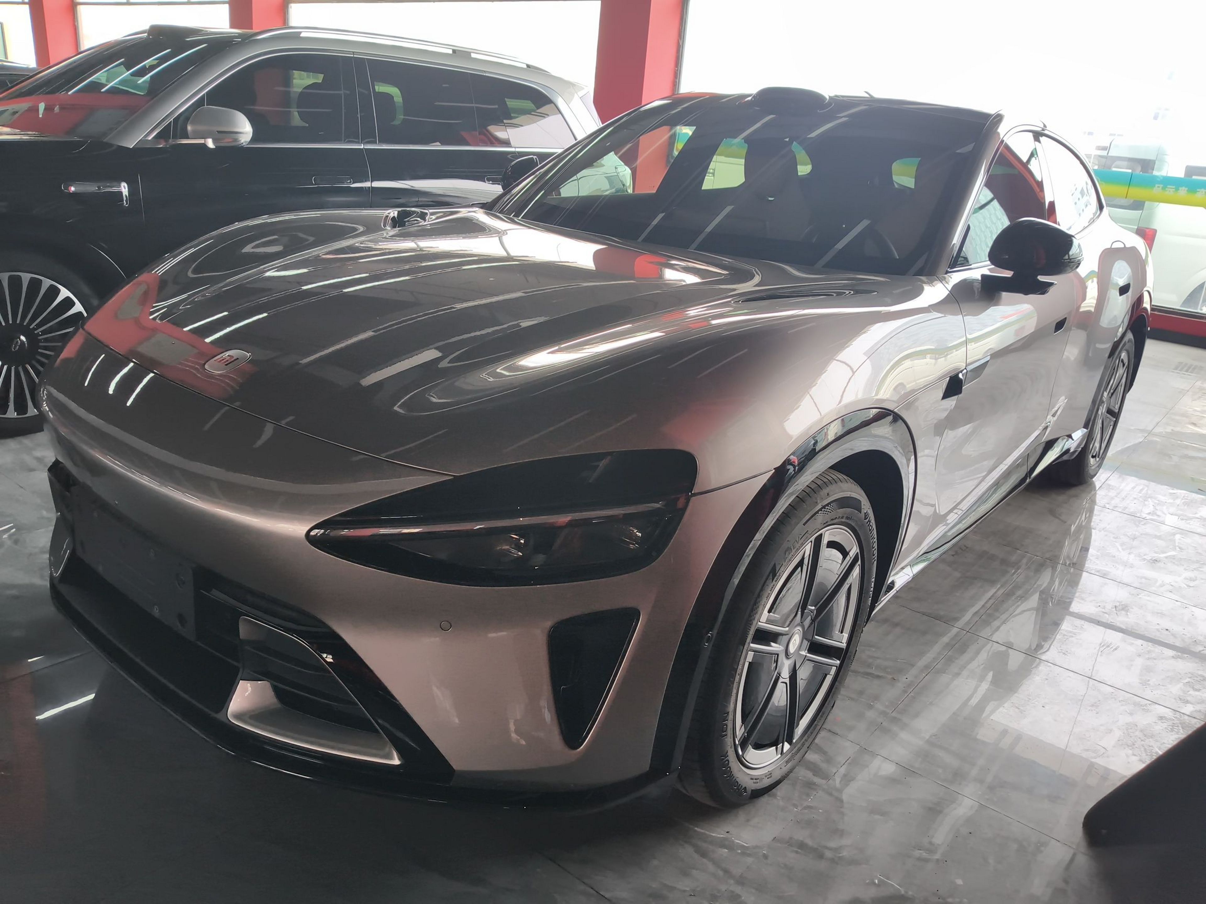 تحت مقدمة السيارة